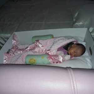 Lara na Baby Box